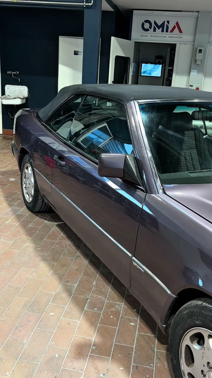 Cabrio-Klassiker in der Halle nach der Lackierung, der frische Lack glänzt unter dem Hallenlicht