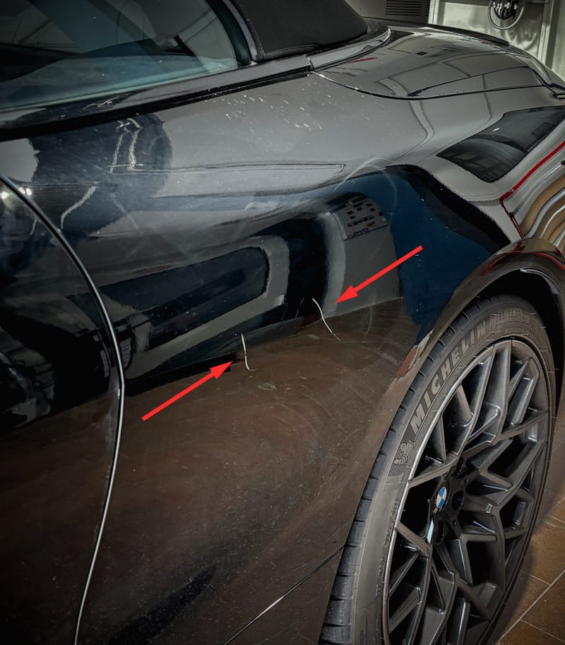 BMW M8 Cabrio vor der Reparatur: Kratzer und Schrammen am hinteren Kotflügel, Fahrerseite