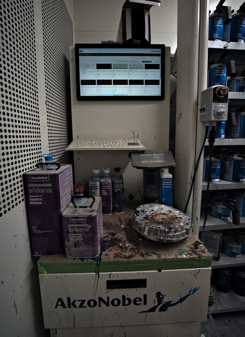 Mischplatz mit Farbwaage und Rezeptbildschirm